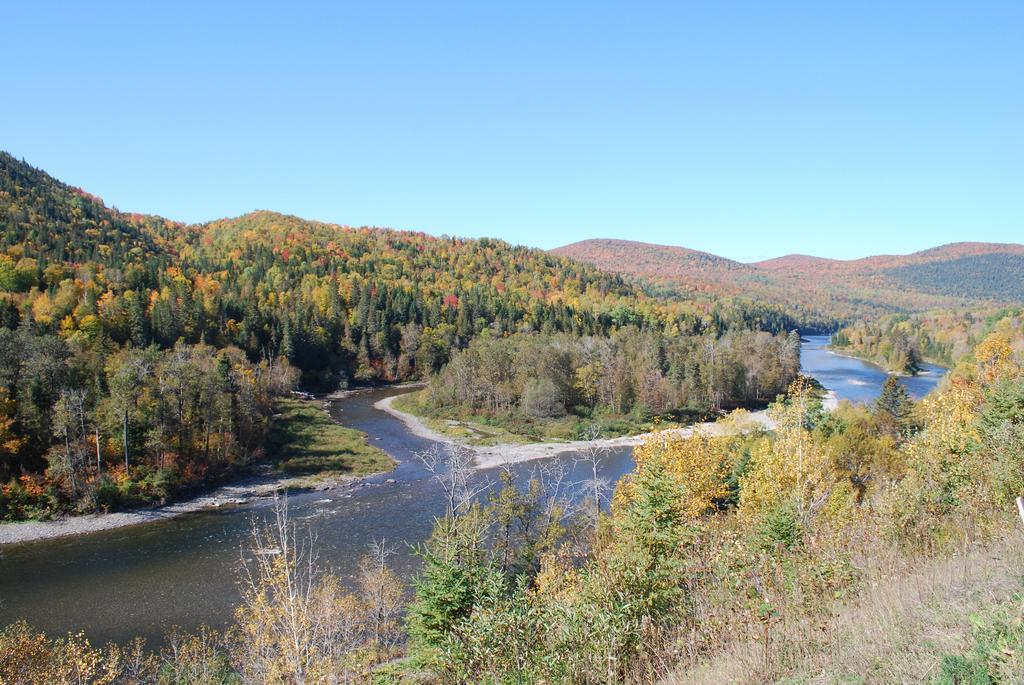 Auberge De La Riviere Matapedia - Matapedia River Lodge Routhierville Экстерьер фото