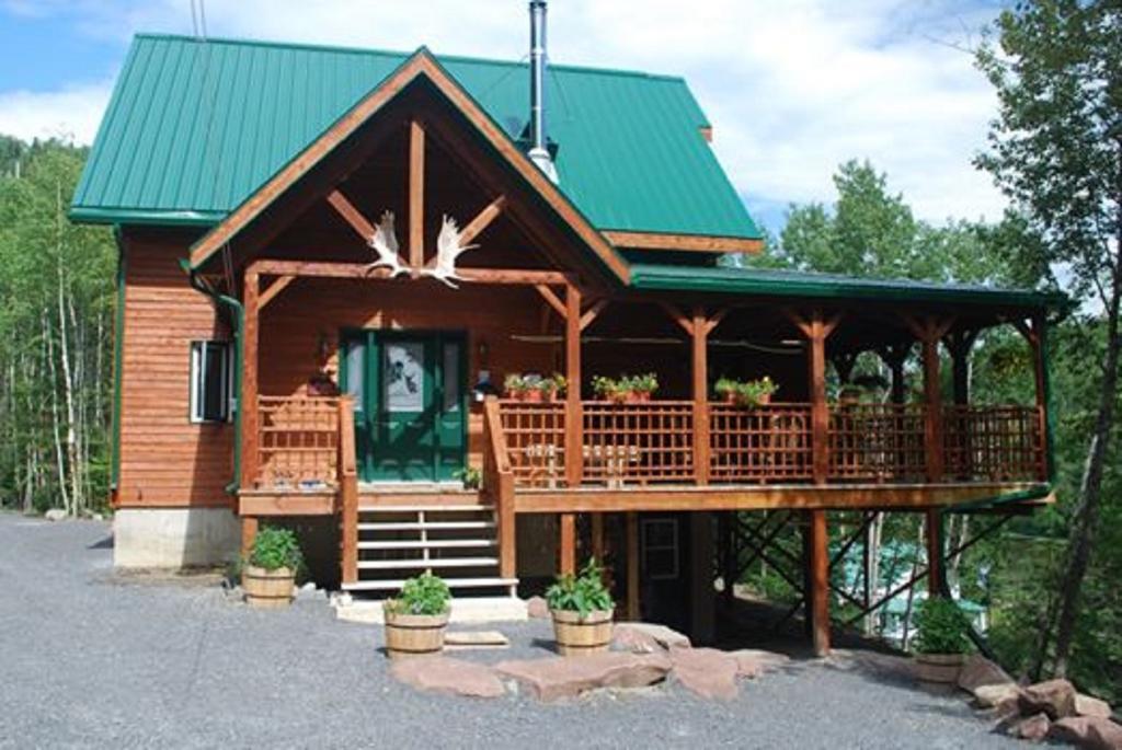Auberge De La Riviere Matapedia - Matapedia River Lodge Routhierville Экстерьер фото